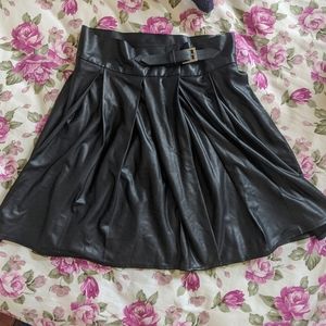 DEANDRI Black Skirt w/ Buckle Size Small